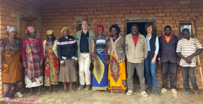 Pastorin Gertruda Sovela (4.v.l.), Nazalena Ndelwa (Parish Secretary, 6.v.l.) mit KGR- und Diakonie-Mitgliedern sowie Andrea und Michael Koehn in  Malanduku